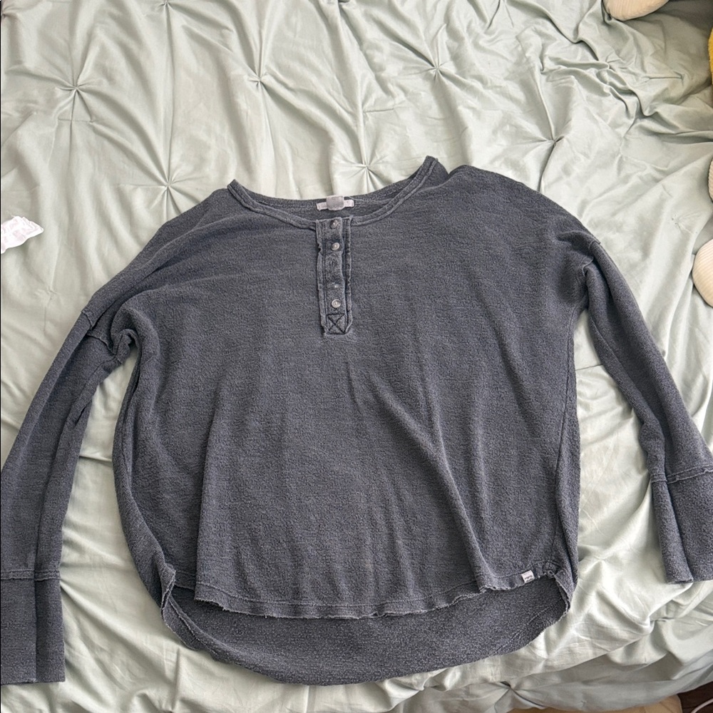 Hi! I am selling a gentle used, size Medium, Billabong brand, long-sleeve tee!